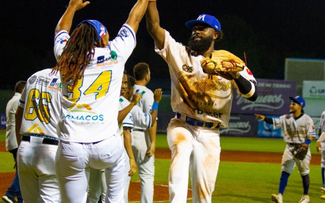 VAQUEROS VENCIÓ A CAIMANES Y SE LLEVÓ EL SEGUNDO JUEGO DE LA SERIE EN MONTERÍA