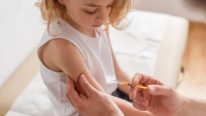Un doctor pone una vacuna a una niña. KATARZYNABIALASIEWICZ (GETTY IMAGES/ISTOCKPHOTO)