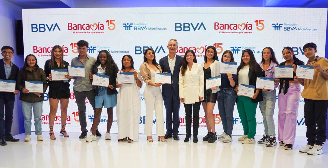 100 hijos de microempresarios irán a la universidad gracias a becas entregadas por BBVA y Bancamía   