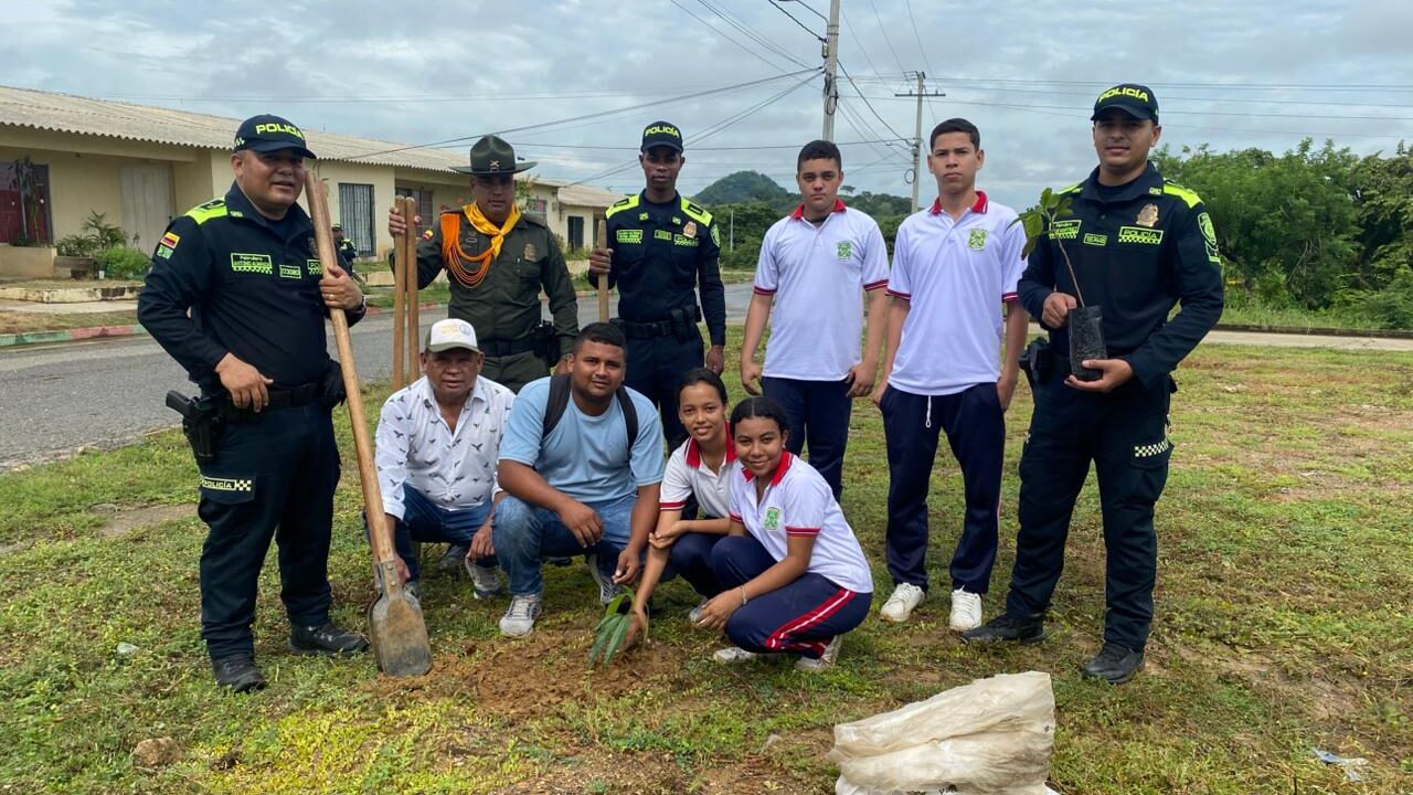 “Siembra un árbol, siembra una vida”: Policía y comunidad unidos por el medio ambiente
